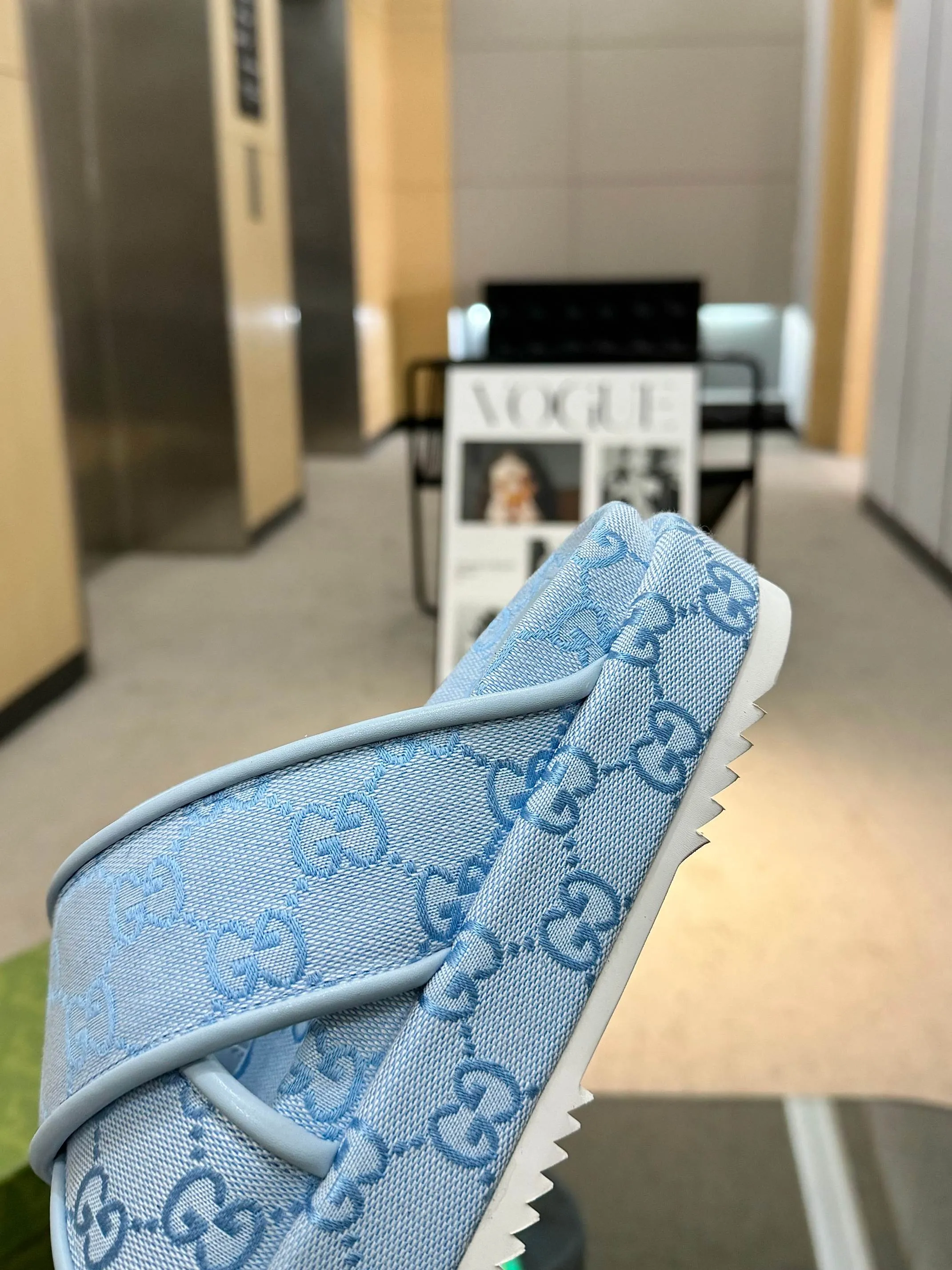 👟👟Ex-factory price 400👟👟 Shipped all year round, Gucci's latest limited edition thick-soled slippers. Top quality for sale. Purchase genuine product for development. The material and workmanship are consistent with the original. Upper: original special printing process. Lining: dyed sheepskin. Outsole: Italian private model outsole. Size: 35-43M standard size. 41, 42, 43 are also customized and cannot be returned. Sole thickness: 5.5cm. Forefoot 4cm.
